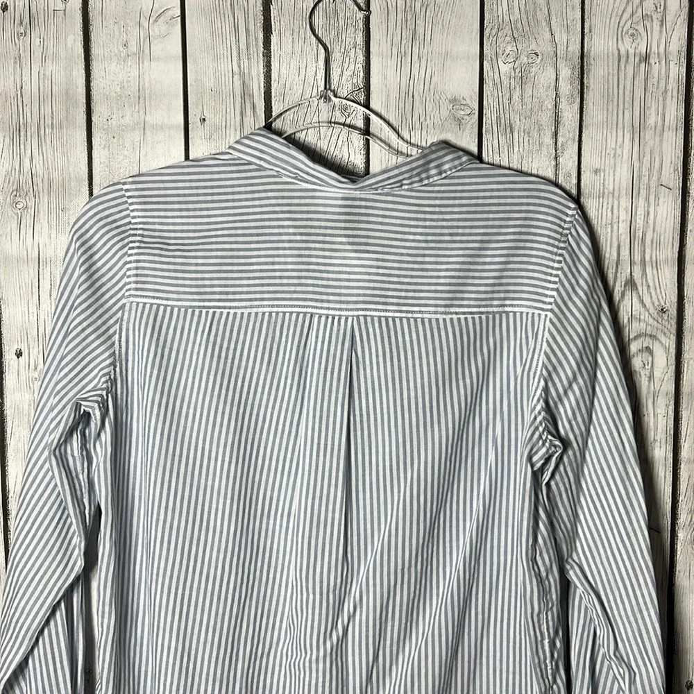Divided striped lightweight button front top size 4